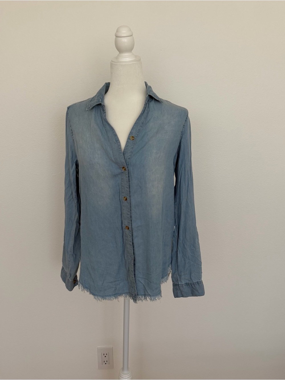 NWT Mi Ami Francesca’s Light Wash Denim Chambray Raw Hem Roll Tab Shirt S